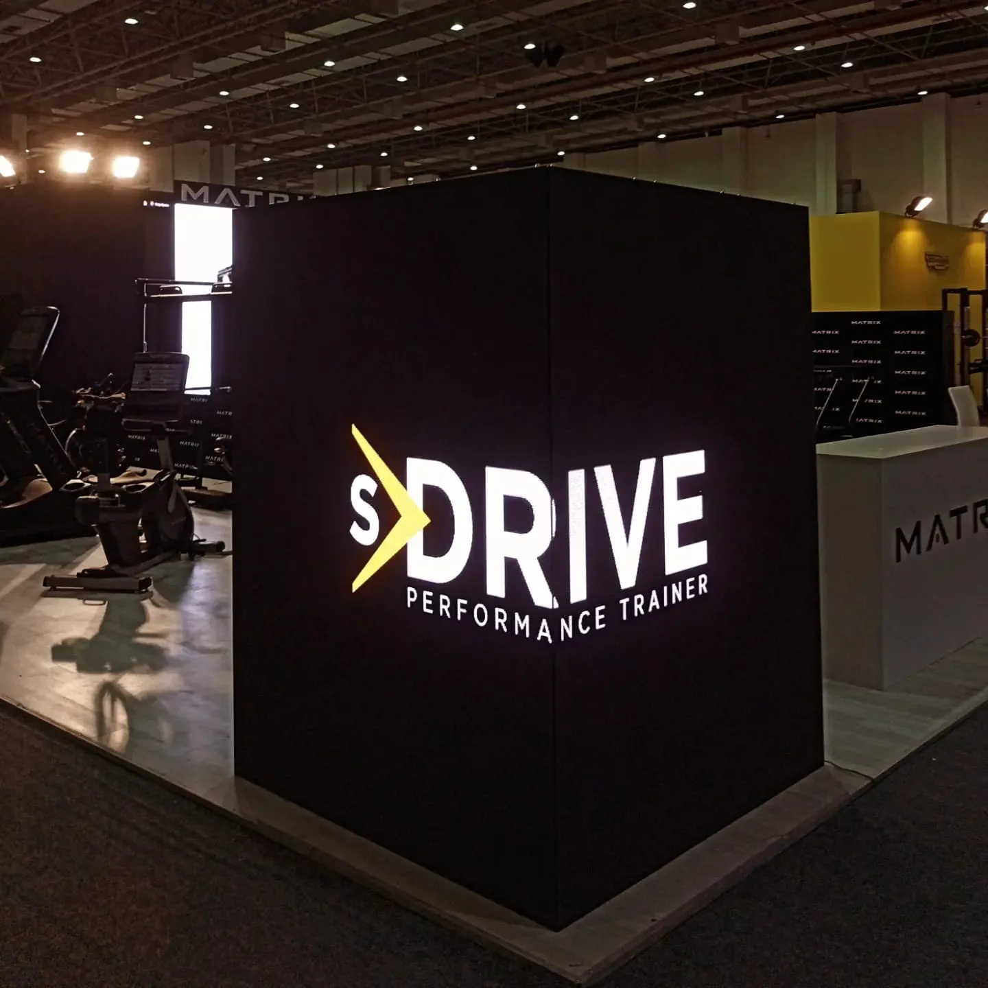 Curve LED ekran kavisli sahne kurulum örneği