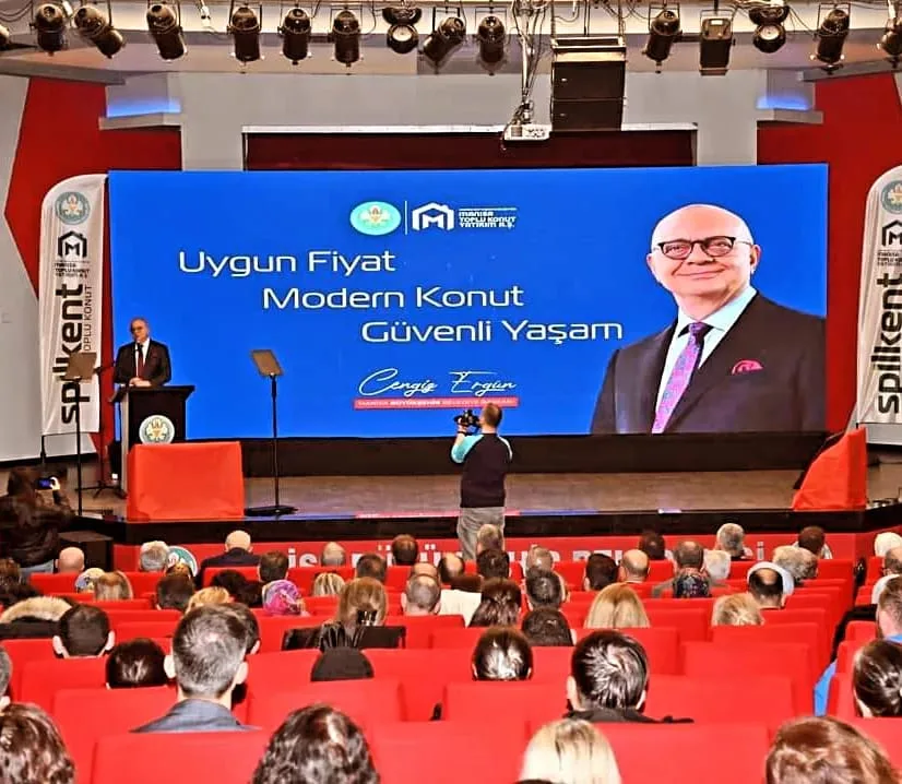 Açık hava konser sahnesi LED ekran kurulumu