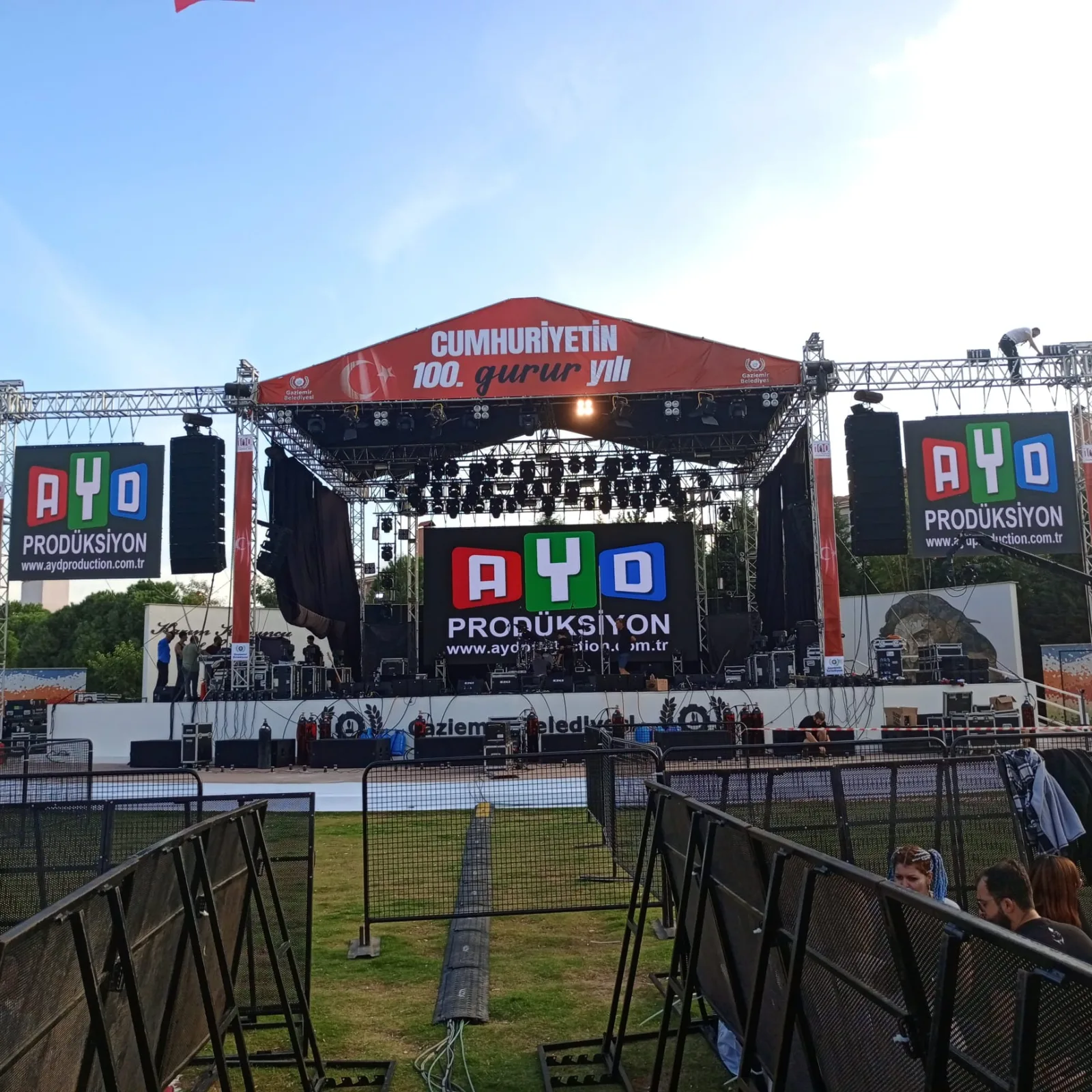 Outdoor LED ekran açık alan kurulum örneği